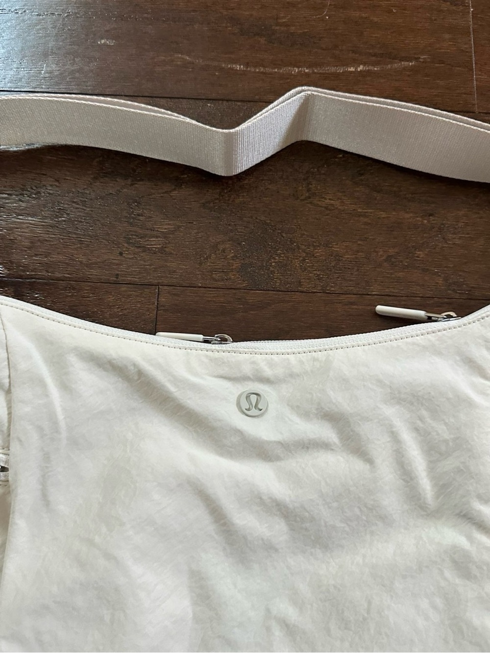 Lululemon Large Slouchy Sling Bag 13L light ivory with silver-NWT - Picture 9 of 16
